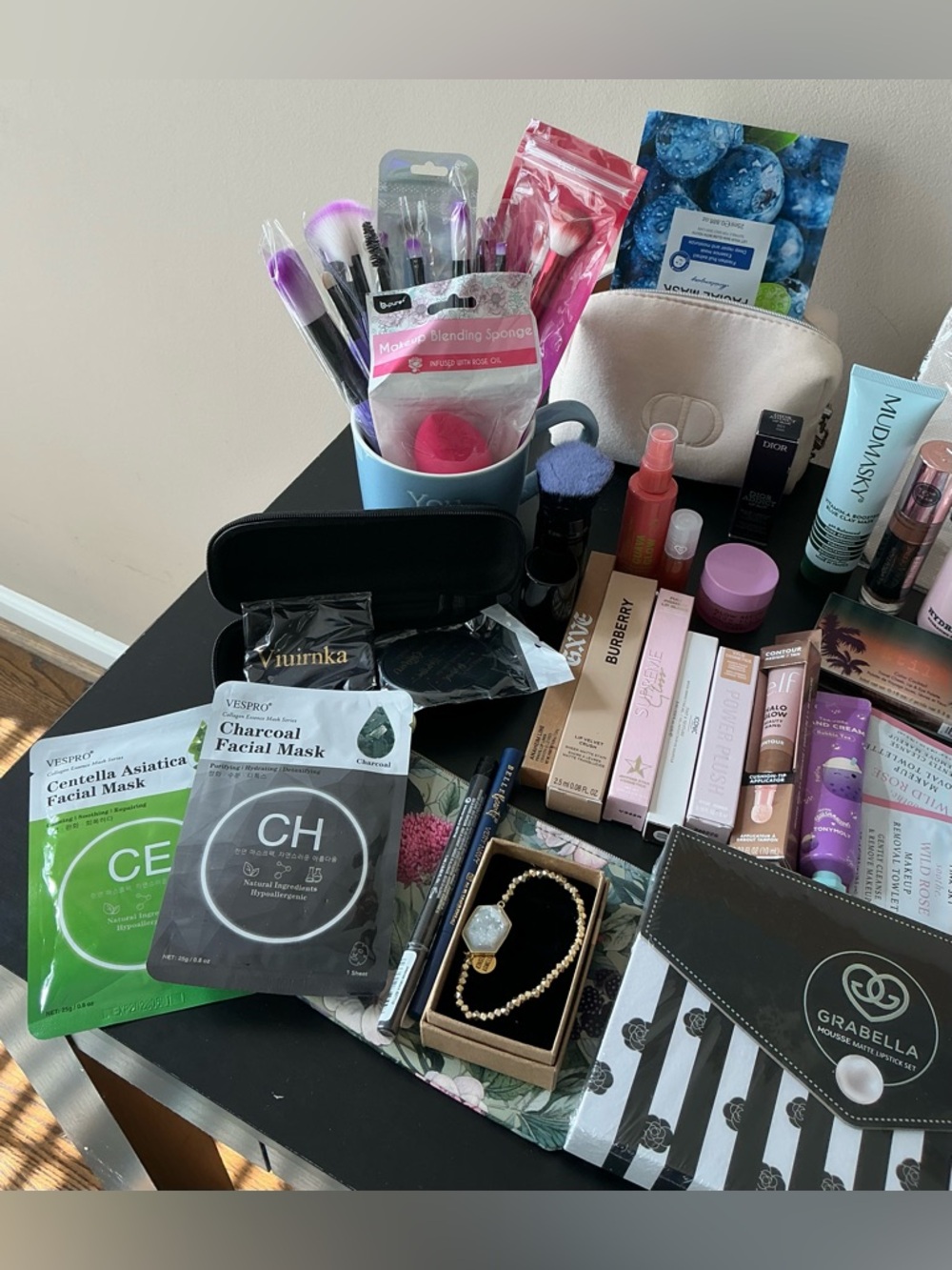 🔥BEAUTY BUNDLE🔥 50 plus items ( PLEASE READ DESCRIPTION BELOW) - Picture 2 of 4